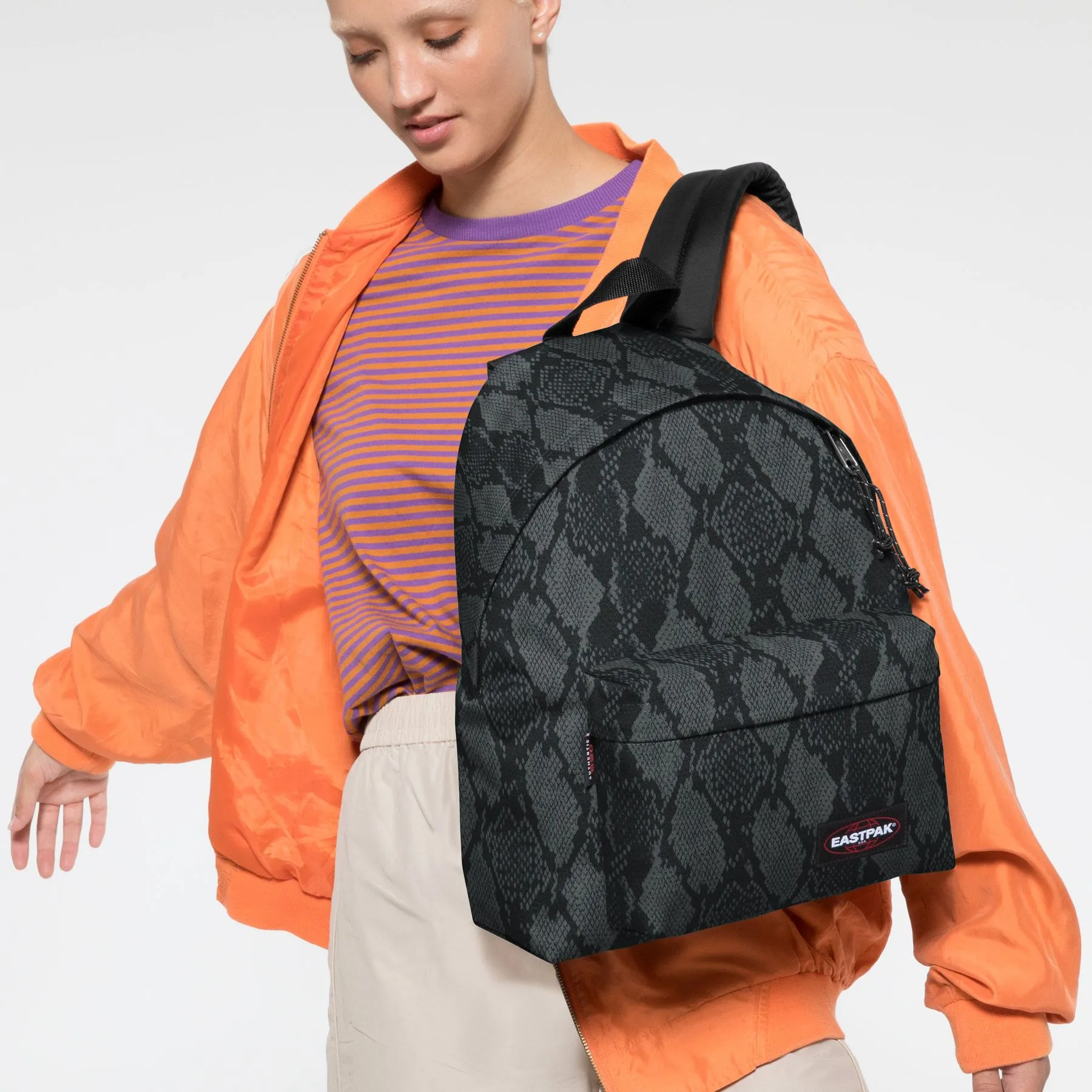 MOCHILA EASTPAK Padded Pak’r® 24l. EK620J23 Safari Snake estampada serpiente negra/gris